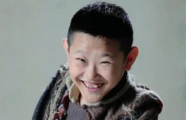 牛顾问策略 演员侯祥：9岁停止发育，年近40只能演孩子，娶美妻却被嘲像母子